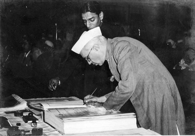 Jawaharlal_Nehru_signing_Indian_Constitution