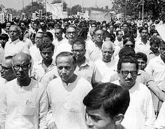Jyoti Basu at the head of a march along with other leaders of the Left Front government. Photo Credits: Surjya Kanta Mishra, Twitter. 