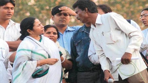 Mamata Banerjee with Chhatradhar Mahato (Right). Photo Credits: Alechtron. 